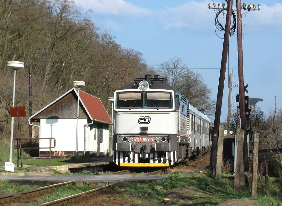 Os 4834 s lok. 754.009, Vladislav zastvka 28. 3. 2014