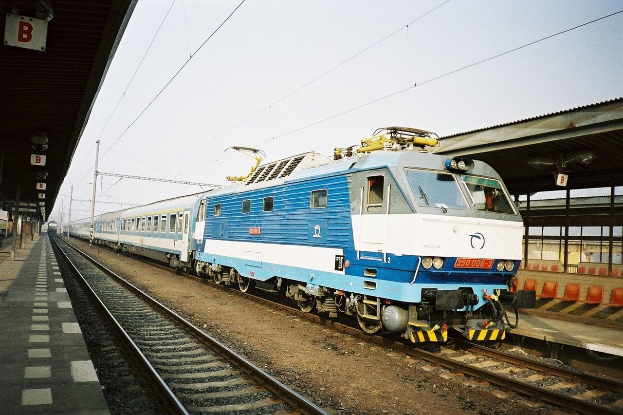 350.006 v EC 79 Csrds do Budapet ve st. Praha-Holeovice (od. 8:58), 29.3.2003