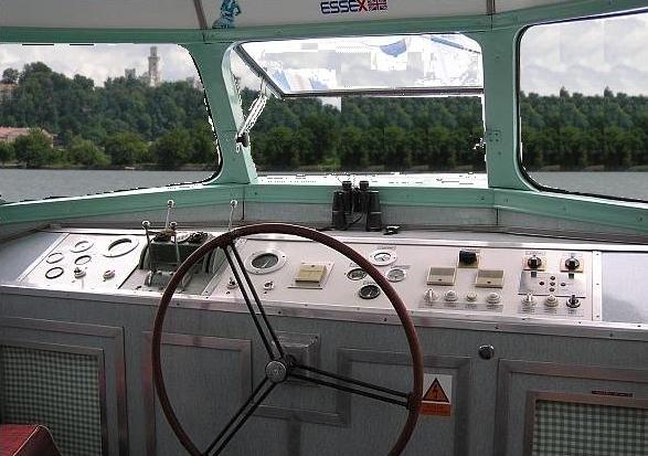 Hlubok z kapitnsk kabiny hydrobusu