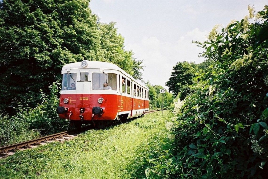 M 240.0100 ve zvl. vlaku z Phy-Kre vjd do st. Praha-Brank 1.6.2003