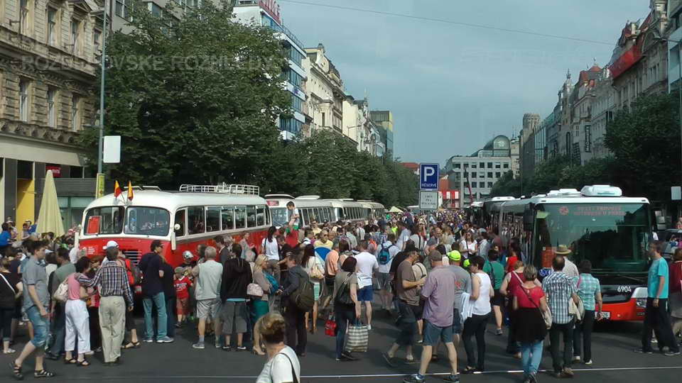 2015 06 07 - 90 let provozu autobus v Praze - Autobusov prvod Prahou