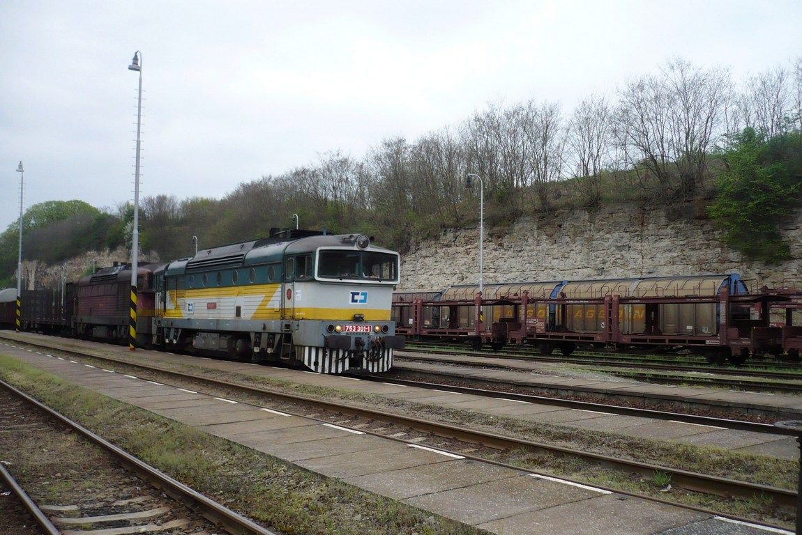 753 301-1 + 187-4_Bakov nad Jizerou hl. n. (18.4.2009)