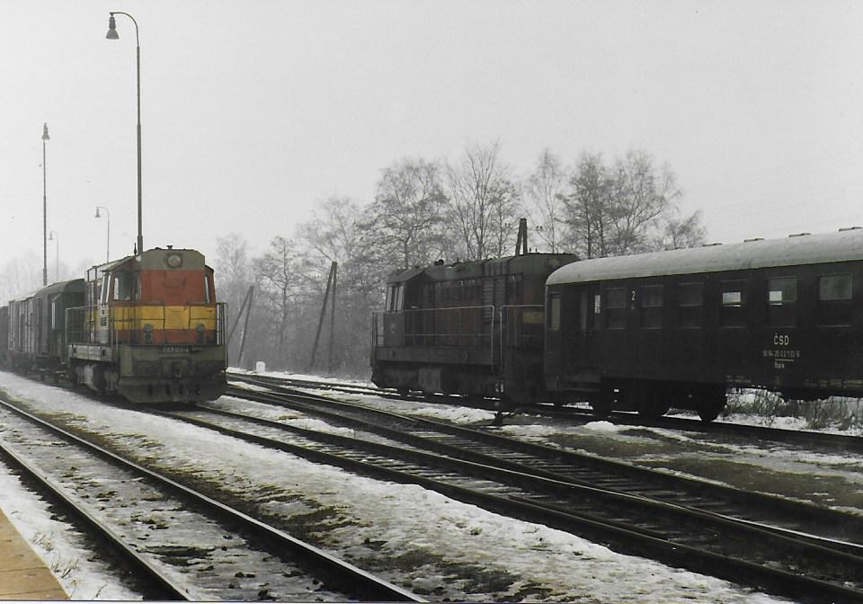 vpravo zejm Baika pouvan na vlaky do Lomnice.S.Paka 13.2.1993