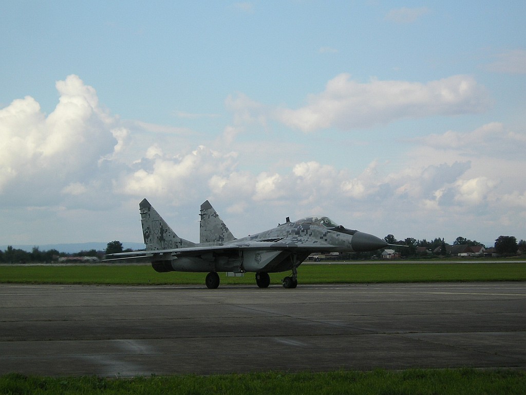 MiG-29A jde na to...