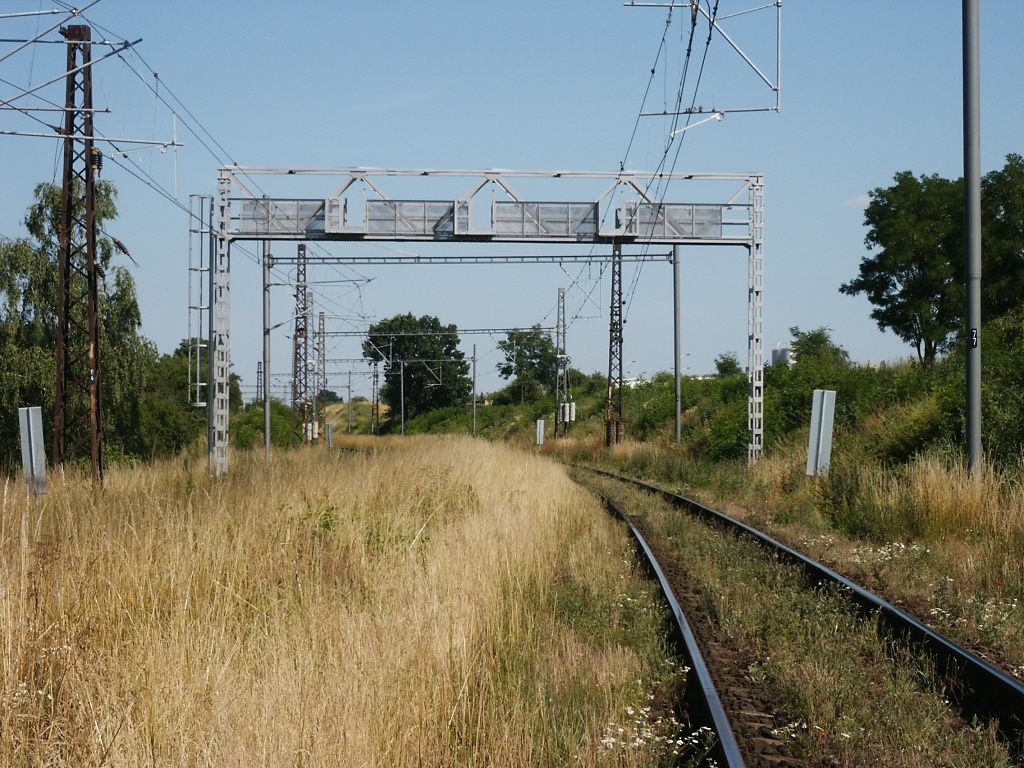 Hotov nvstn lvka mezi zastvkami Praha Kyje a Praha Doln Poernice.