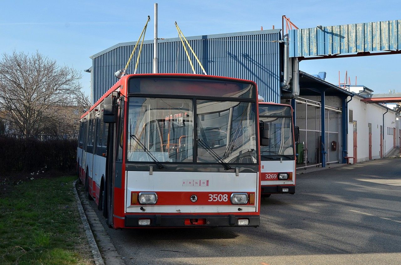 Odstaven vozy 3508 a 3269. Komn 30. 3. 2019