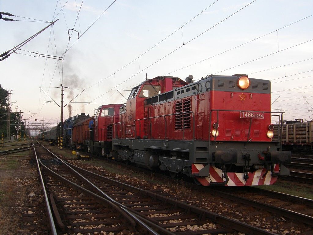 T 466.0254 + T 444.0055 Cel konvoj na odjezdu z Bratislavy 14.6.2009 foto-M.ich