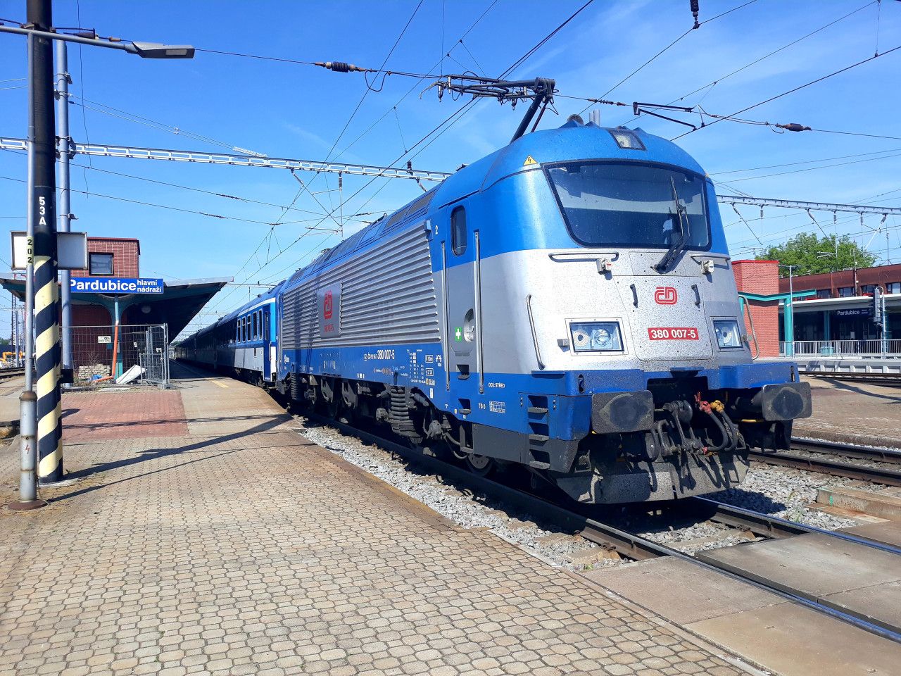 EC 125 v ele s lokomotivou 380.007 odjd ze ST. Pardubice-hlavn ndra. (14.5.2022)