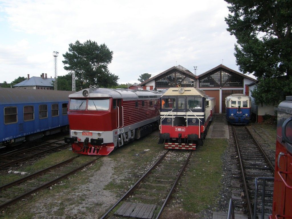 T 478.1201 a T 458.1141 Jedem to taky zaparkovat...12.6.2009 foto-M.ich