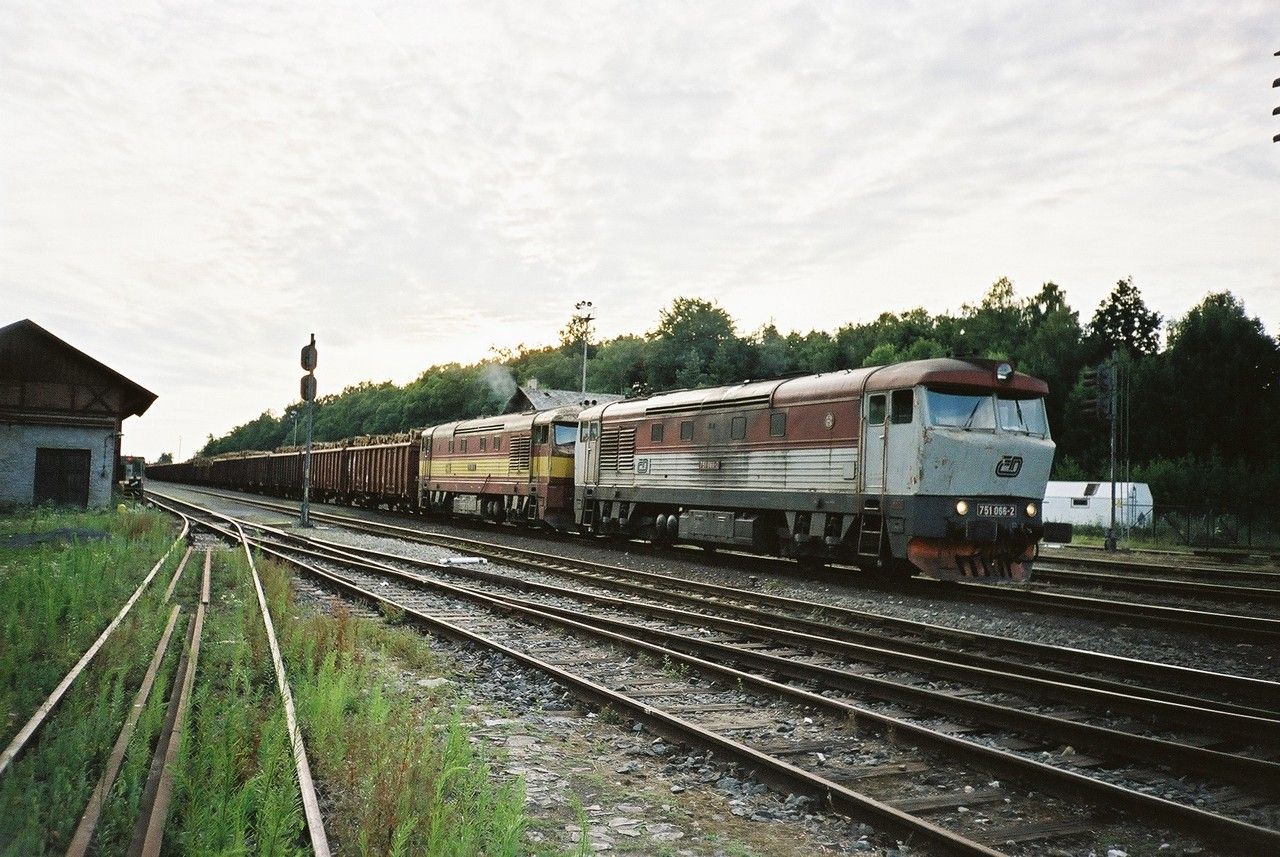 751.066+065 v nkv na Kladno, pi odjezdu v st. Lun, 12.7.2003