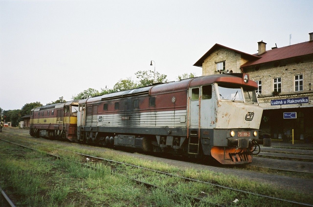 Dvoje 751.066+065 v st. Lun u Rak., 17.8.2003