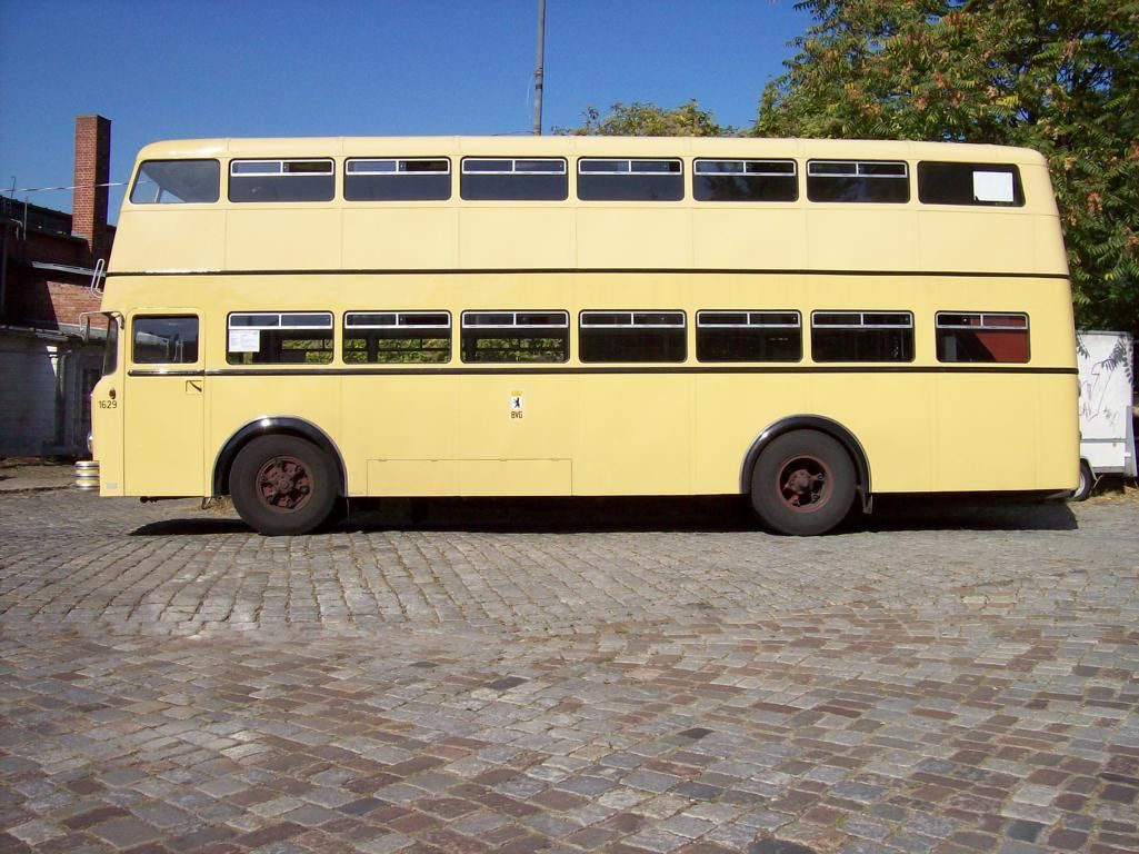Mezi Monumentenhalle a technickm muzeem pendluj historick autobusy
