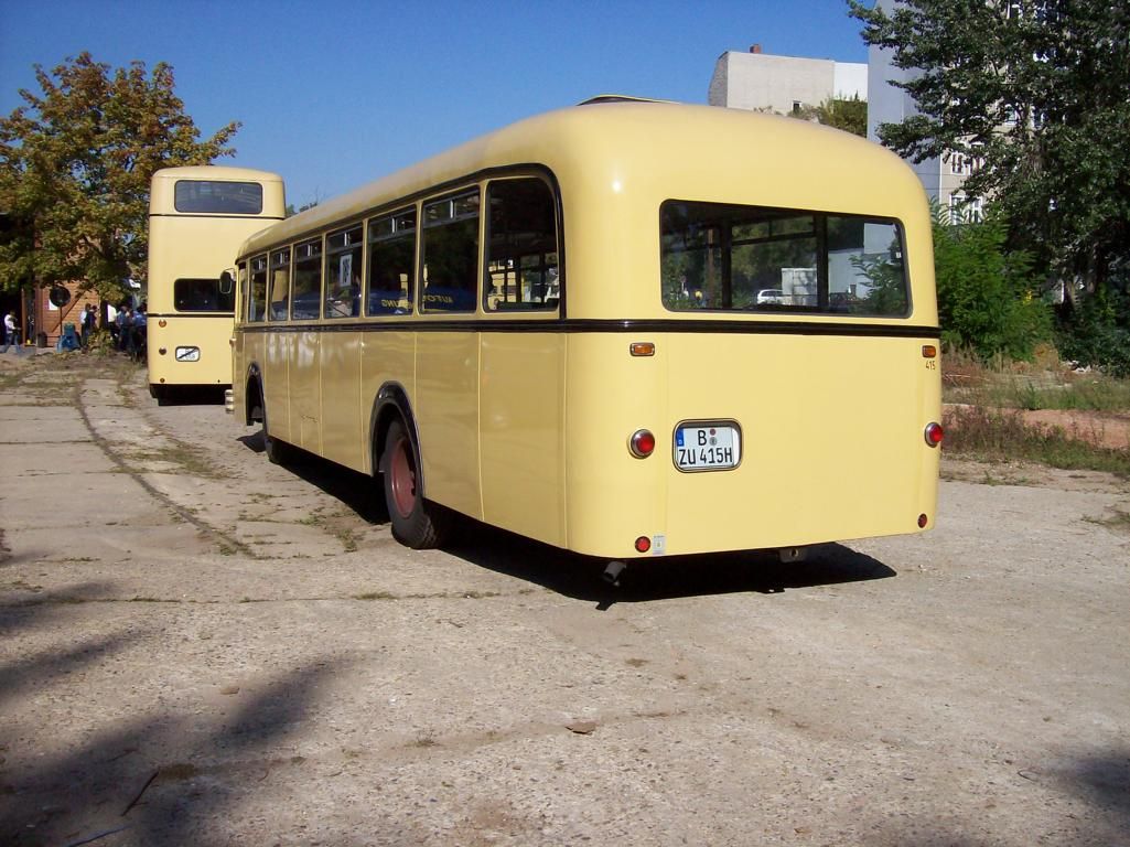 Mezi Monumentenhalle a technickm muzeem pendluj historick autobusy