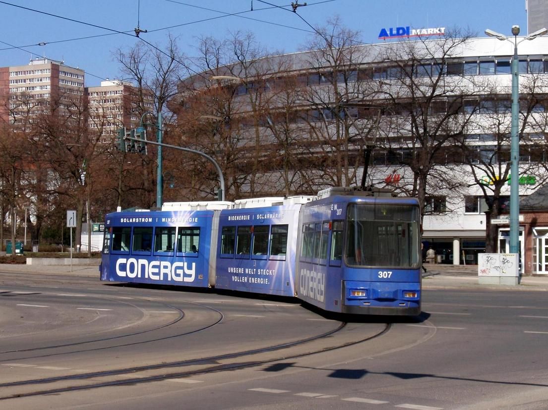 AEG  GT6M 307 z roku 1995 odbouje pod nkupnm centrem na hlavn tra u zastvky Zentrum