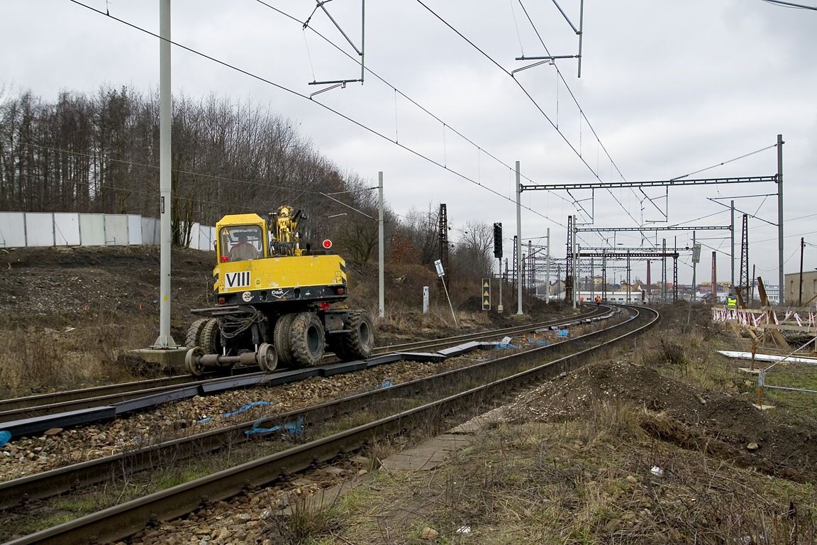 Bagr odstrauje "trk" za hlavami prac pro odsun osy 1. TK Lib - Ky, v pozad nov vjezd od Mal.