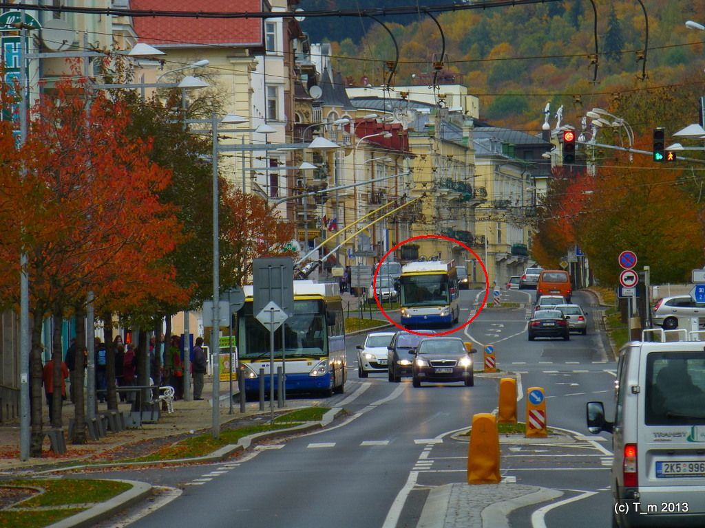 Za pozornost stoj trolejbus linky 6 v pozad ...