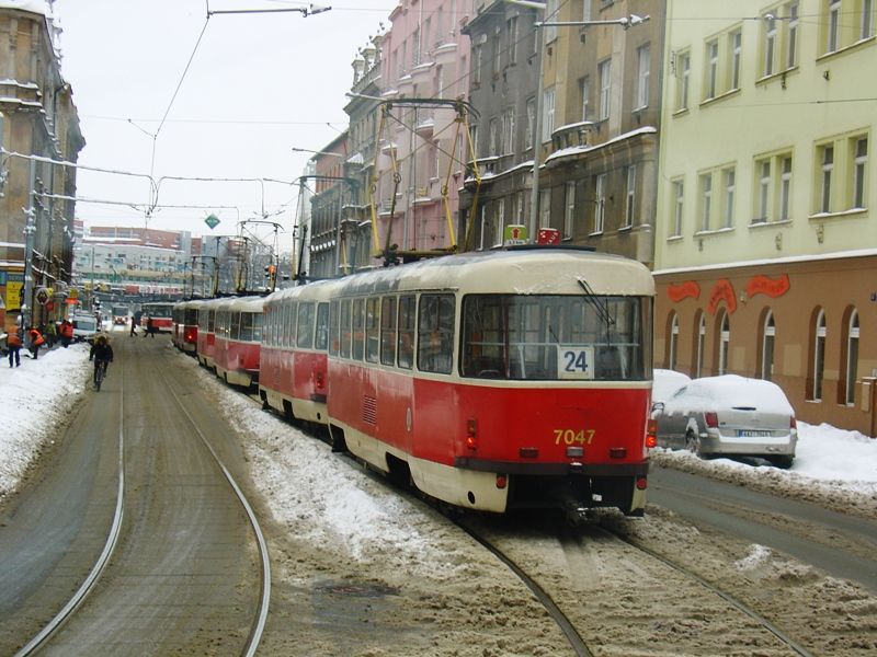 tramvaje stoj, cyklista jede ...