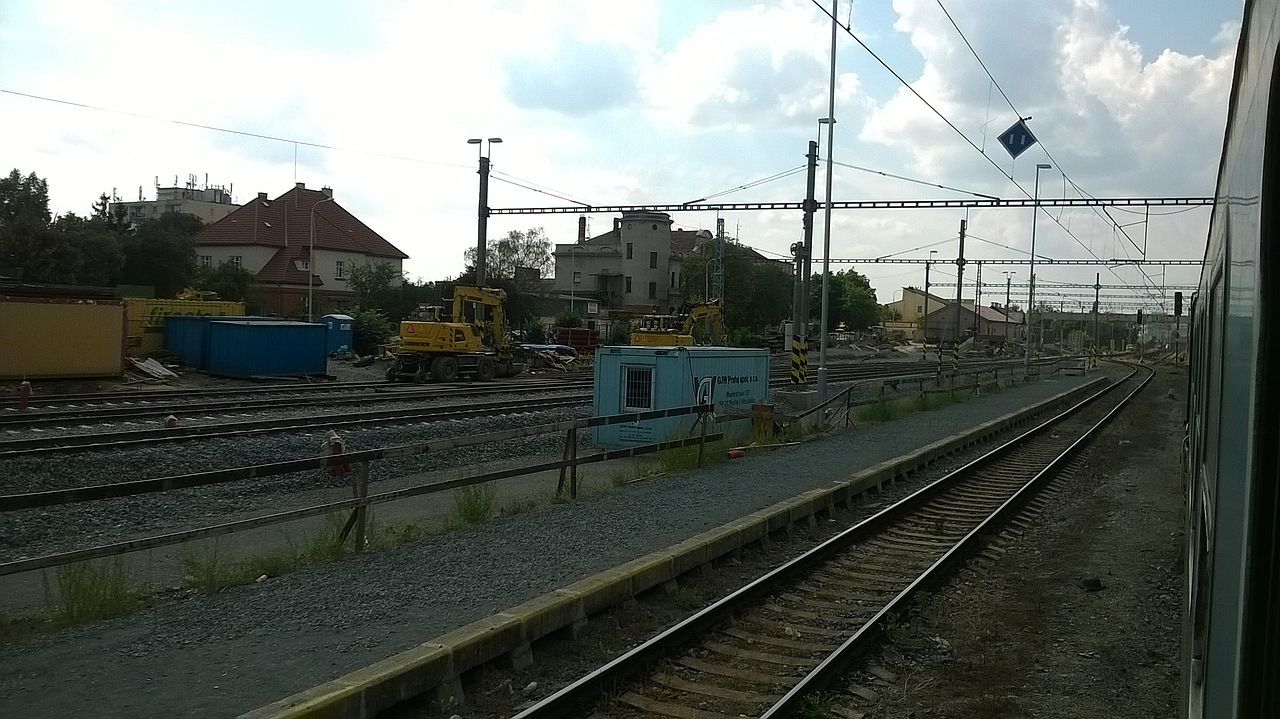 Mezi kolejemi vypuela pracovn buka GJW; ST Praha-Hostiva, 23. srpna 2015