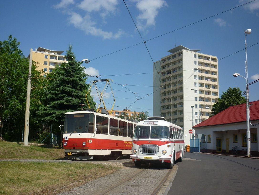 Oba zstupci historickch vozidel DPmML v Litvnovsk vozovn