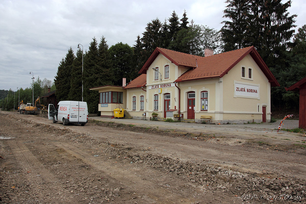 pohled z bvalho kolejit na stanin budovu