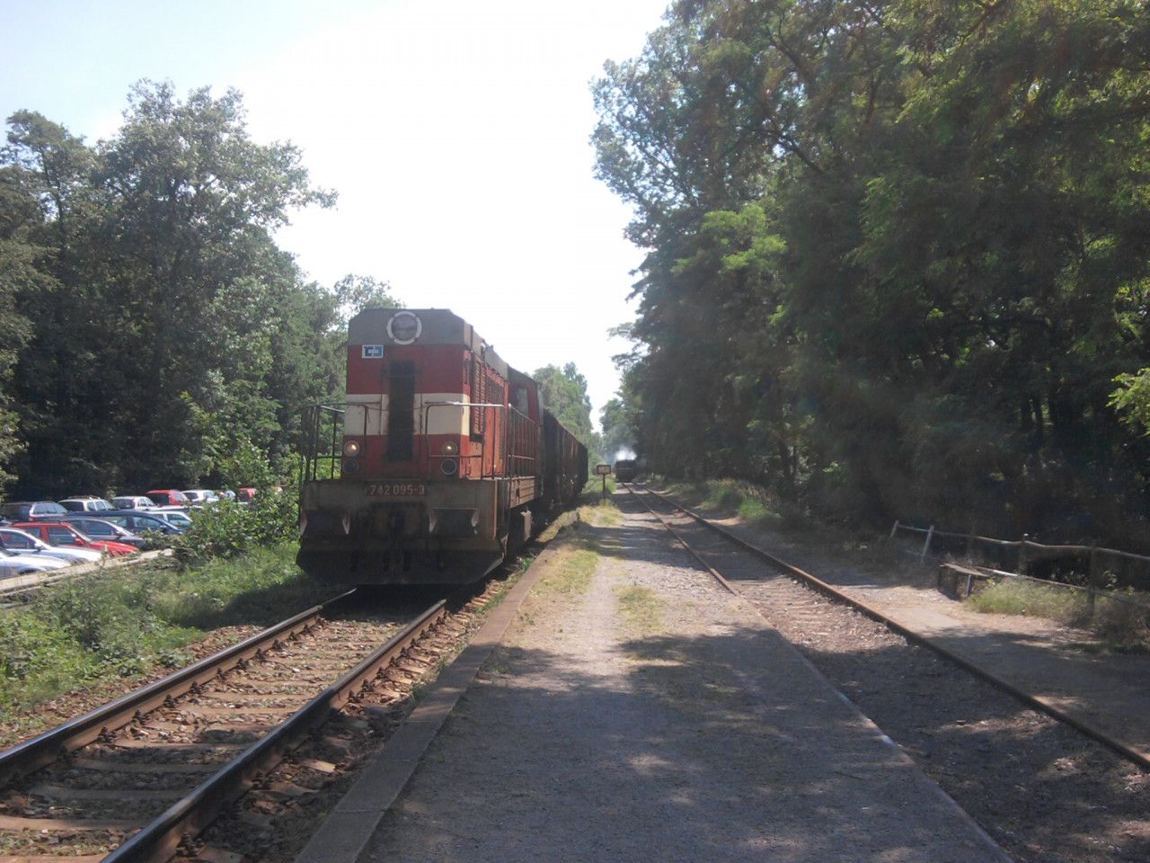 Zastvkou Pardubice zvodit projd nkl. vlak v ele s 742.095 a v pozad na vlece Hurvnci