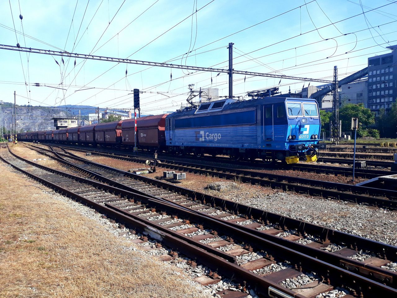 Nkladn vlak v ele s Peringem 163.217 projd ST. st nad Labem-Stekov. (13.9.2020)