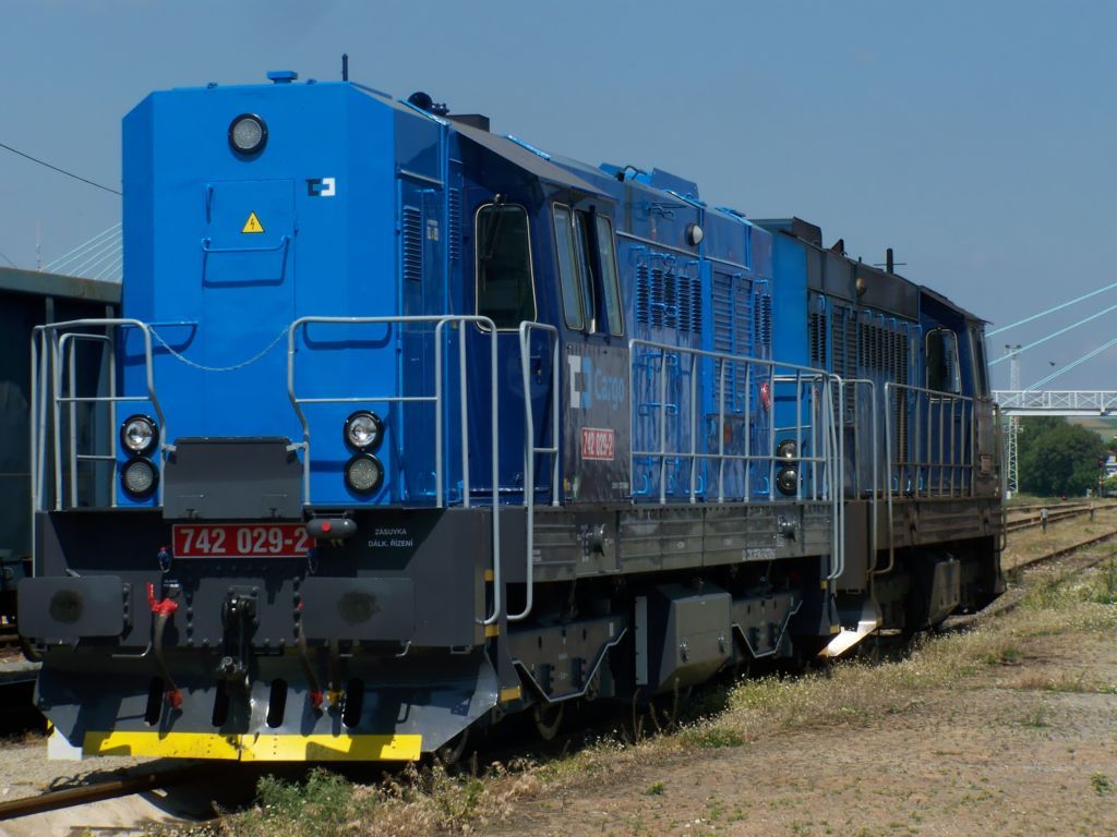 742 029+742 295 spojen do dvojete 30.5.2011 ve Znojm(foto Pavel Valenta)