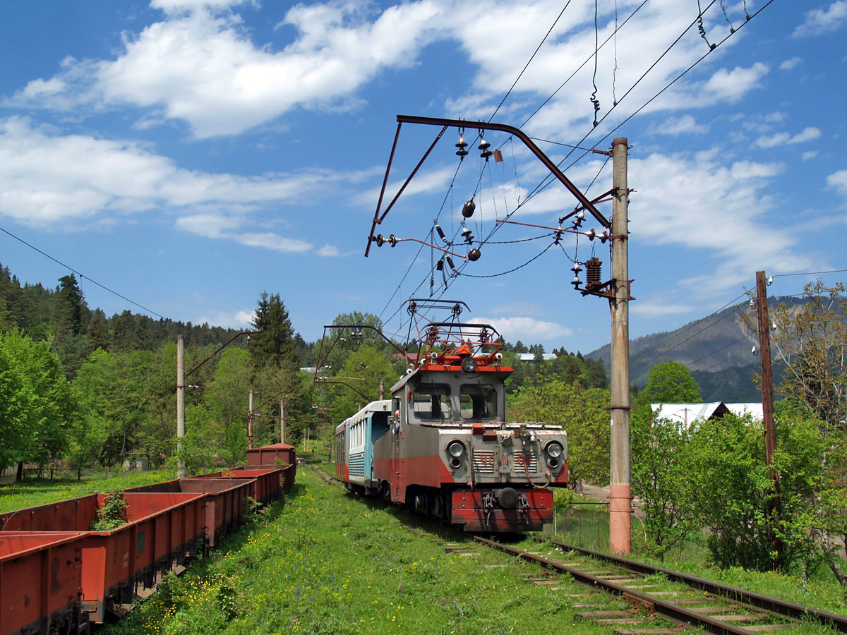 S 11 - 06 s osobnm vlakem do Bakuriani odjd ze stanice Tsagveri (12.V.2014)
