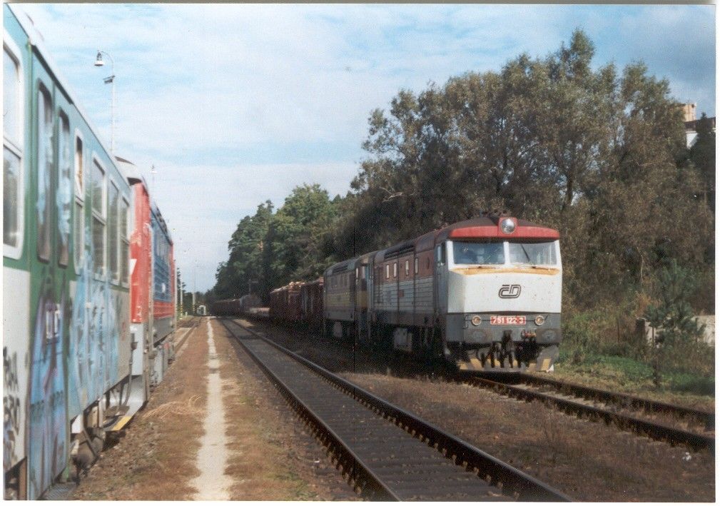 751 122,751 053   Rn 45087 + 749 018    2002  umn