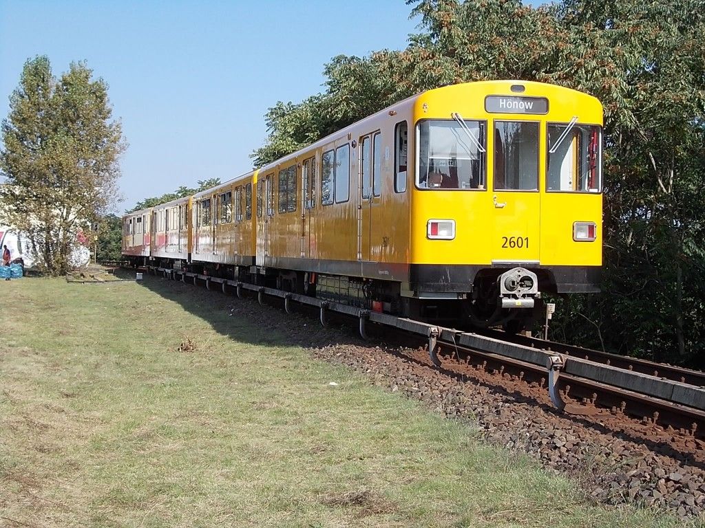 Vozy typu F berlnskho metra ped stanic Elsterwerdaer Platz