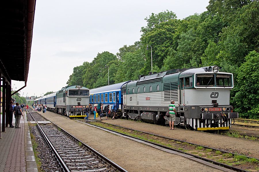 Vpravo nhradn maina 009, kter dle pokrauje  jako R 666, vlevo R 666 z Brna