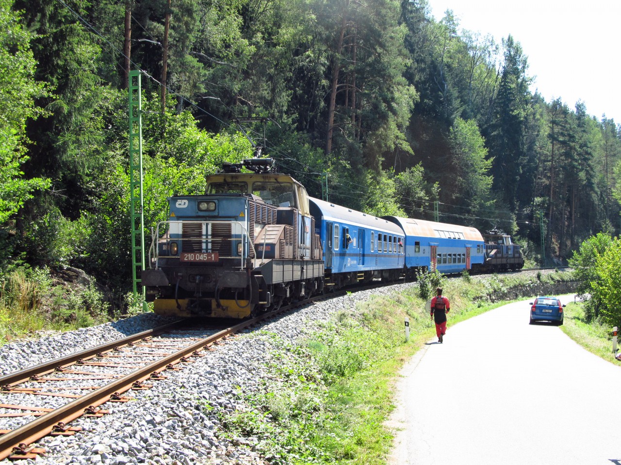 Nedaleko zast. ertova stna (posilov vlaky, vc vody ve Vlt. a eurouzavrka silnice, 23. 8. 2015