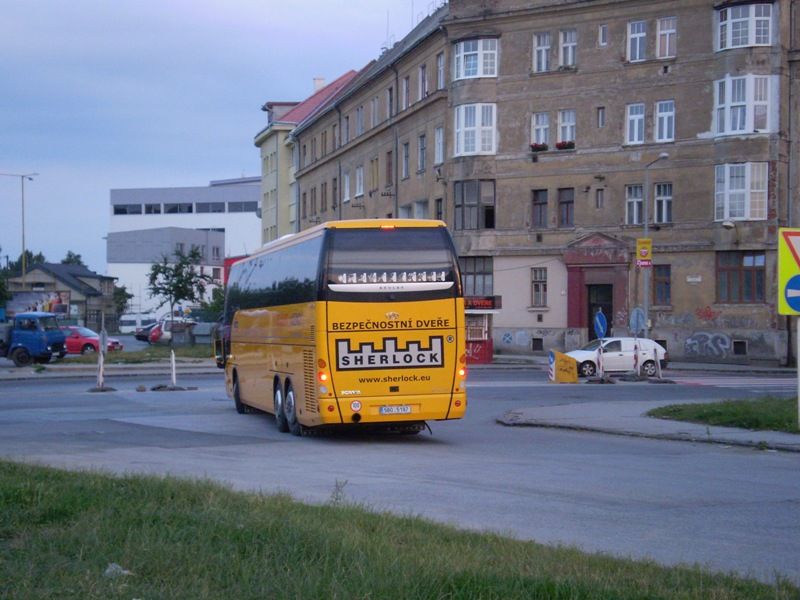 Prejazd kriovatkou z autobusovej stanice