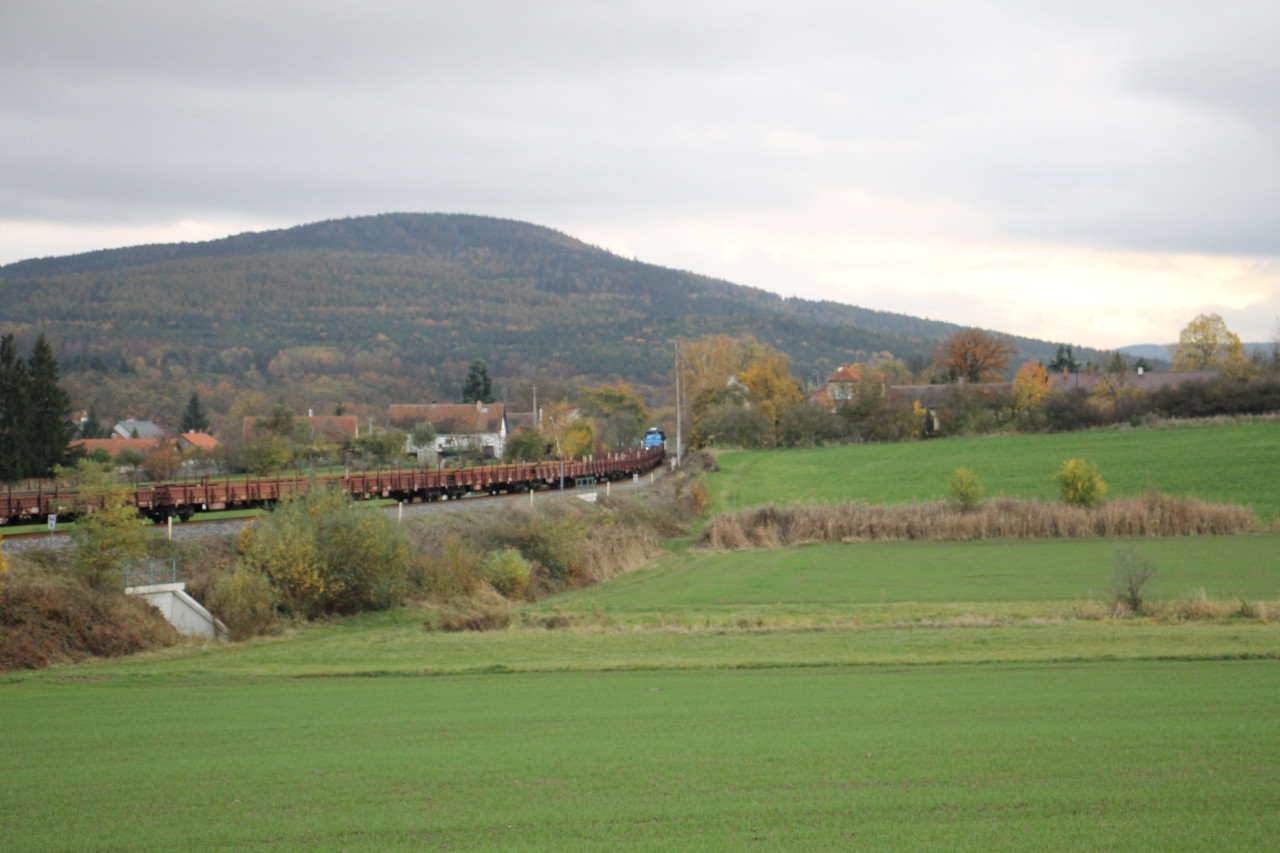 souprava s kolejovmi psy odstaven v oblouku nad hbitovem, Lochovice, 2. 11. 2024