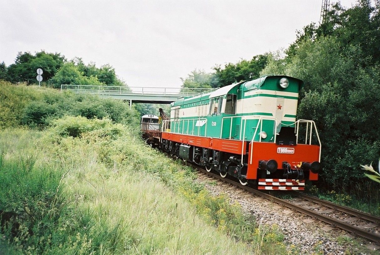 T 669.001 v ele soupravovho vlaku do Lun odjd z Rakovnka 7.7.2003