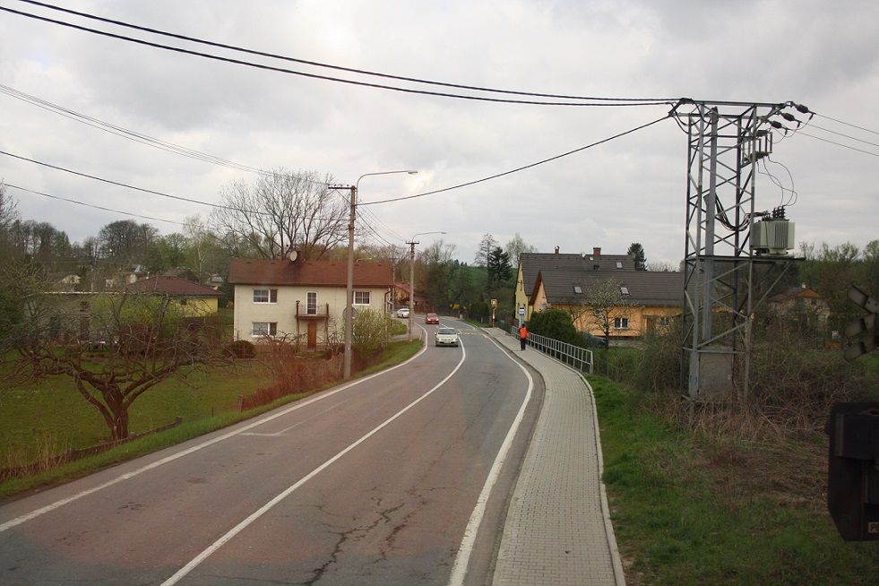 Pohled z vlaku k protilehl autobusov zastvce Polanka, el. zast. (pohled smr Polanka)