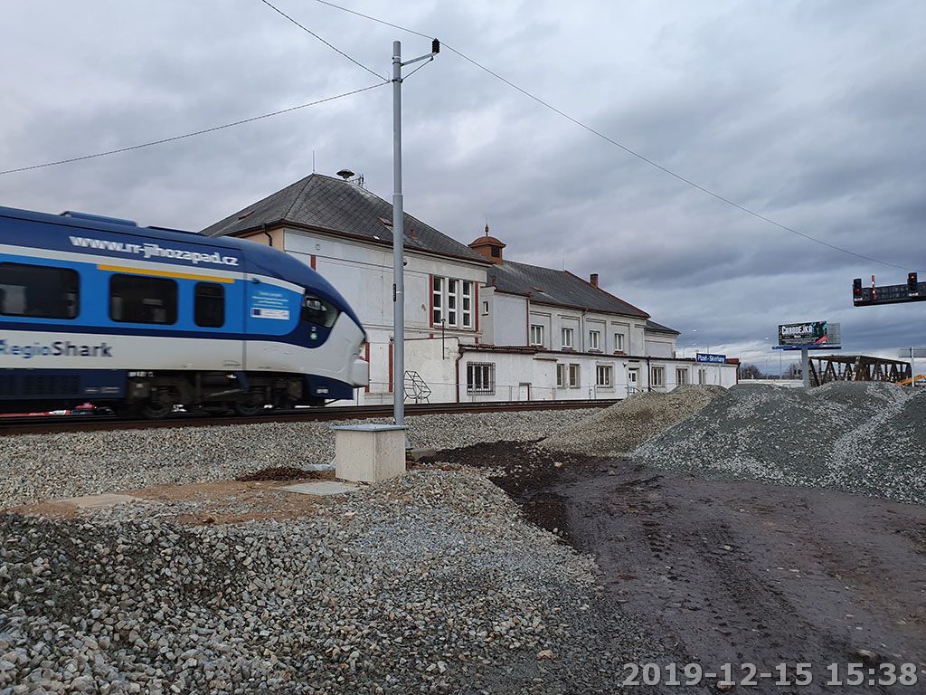 Vlaky Domalice - Plze u jezd po obou kolejch (v pozad zachoval budova Sokolovny)