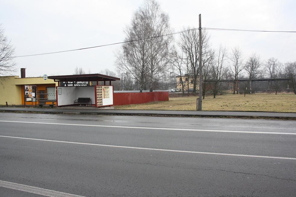 Autobusov zastvka Chotbuz, el. st.; v pozad eleznin stanice