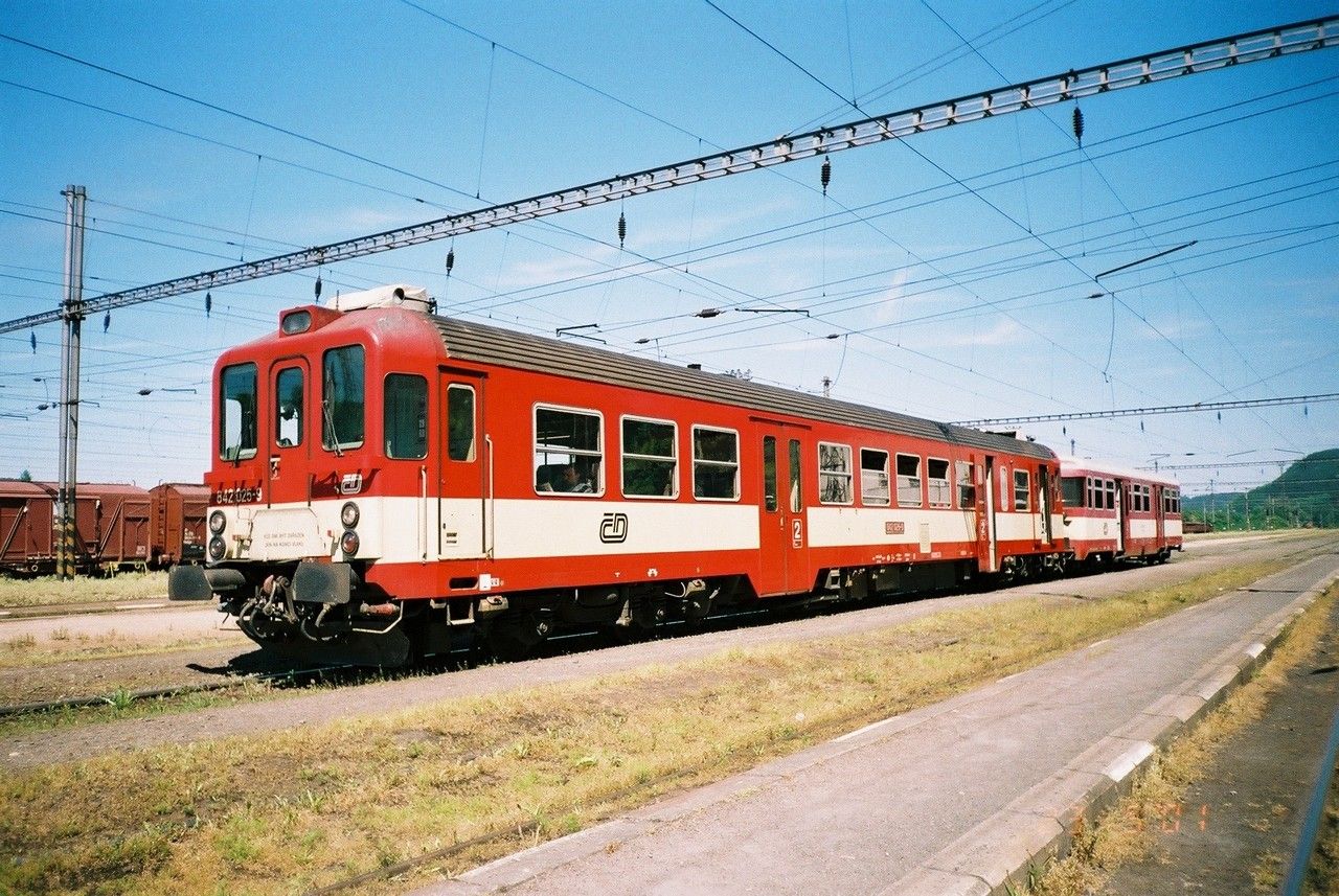 842.025 v osobnm vlaku do Protivna v st. Zdice, 23.5.2001