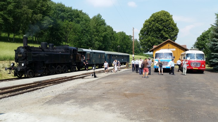 Pten sestava vlaku a obou bus.