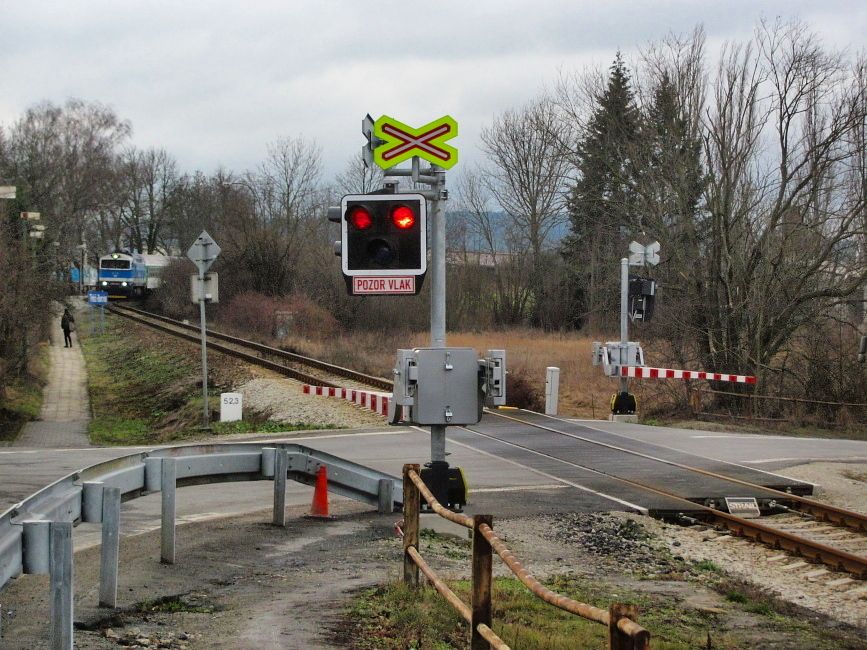 Pejezd v Tebi-Borovin s vstr. AD97 + kontroverznmi svodidly, 10. 2. 2014