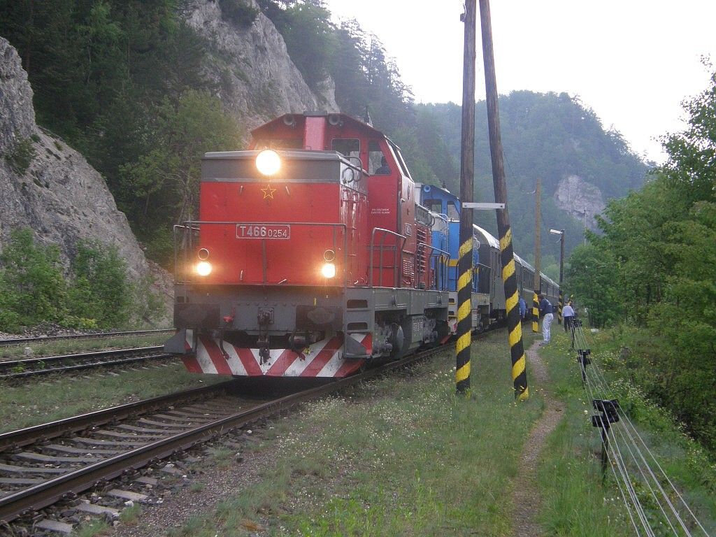 T 466.0254 + 0007 v st.Harmanec s Os.vlakem 30.5.2010 foto-M.ich