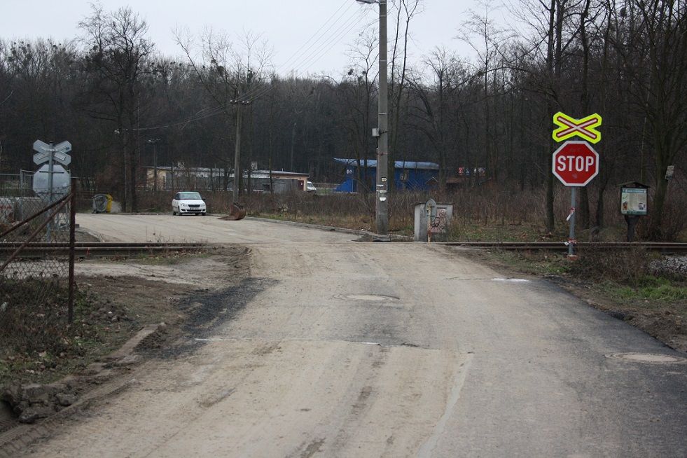 Pejezd P7823 v bezprostedn blzkosti eleznin zastvky