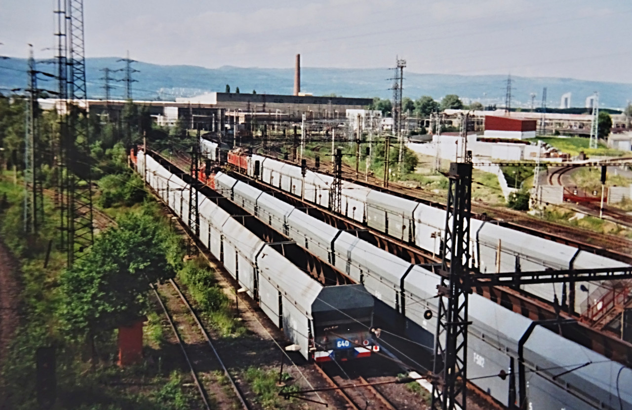 Ti przdn soupravy s lok. (zleva) 640, 702 a 720 vykvaj u Komoan pod mostem trat D
