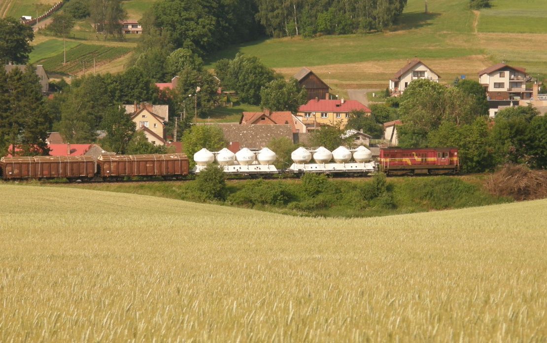 742.262 na Odklonovm vlaku ped Novou Pakou 30.6.2010