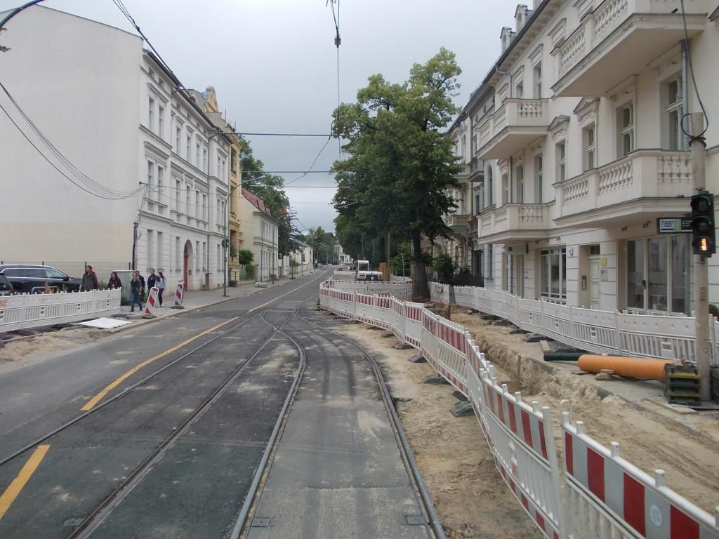 Stavenit Rathaus. Signalizace vpravo kryje provizorn jednokolejku