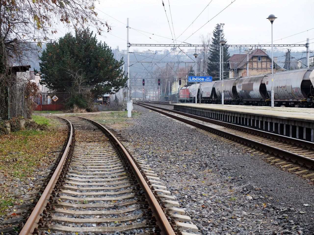 doleva pvodn vleka, doprava ped nkolika lety snesen spojka