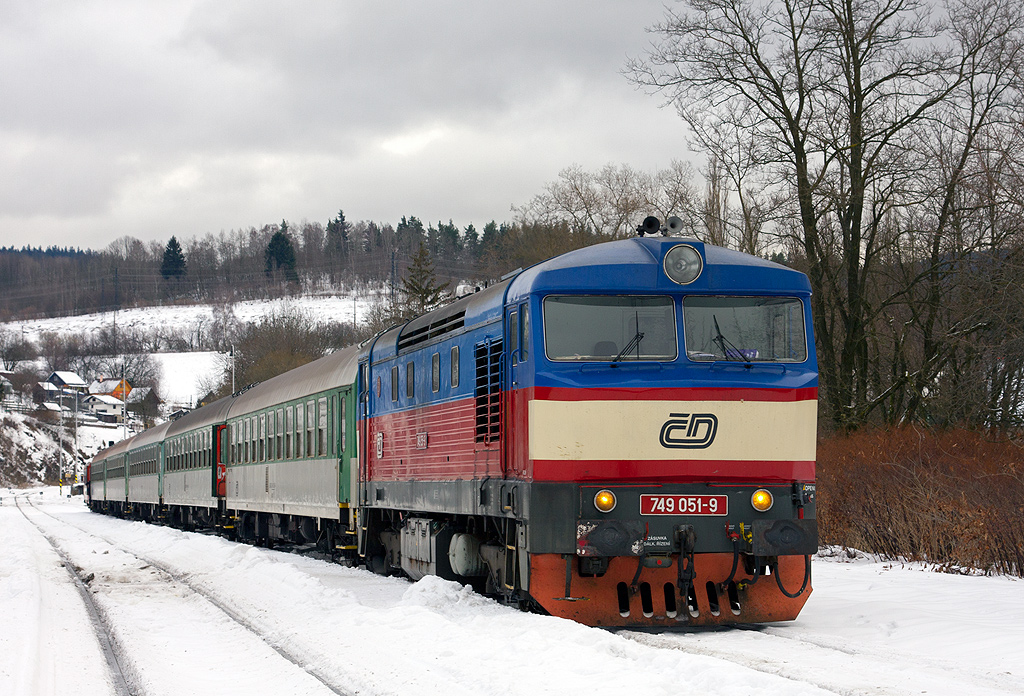 749.051 se soupravou IL 995 (spzs.sweb.cz/), Os 18115 (+zvs 810 ),  Vimperk, 31.12.2010