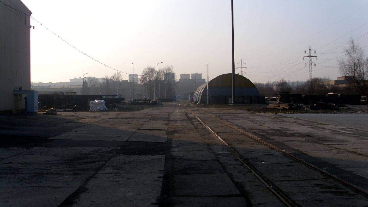 Pohled do arelu. Vlevo se vleka napojuje na tramvajovou s DPO.