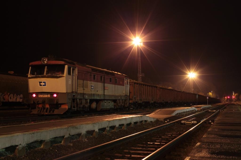 751 220 v Opav-zpad na postrku epnho vlaku, 25.10.2011
